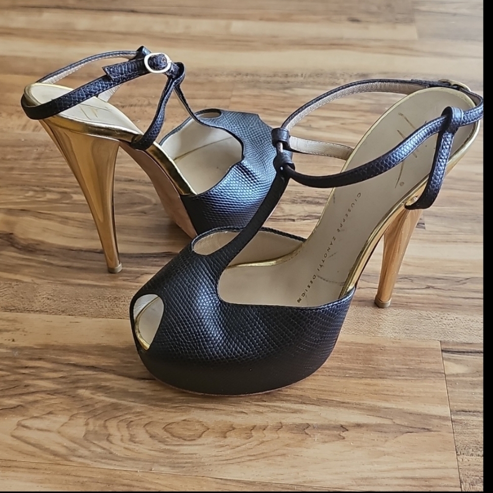 Guiseppe Zanotti Design T Strap Pumps